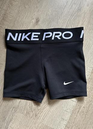 Спортивные шорты
