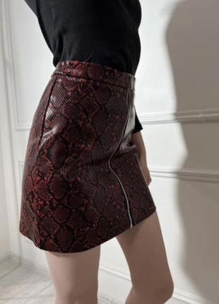 Класна спідниця під шкіру.