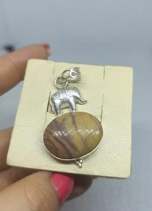 Кулон со вставкой из камня. слон