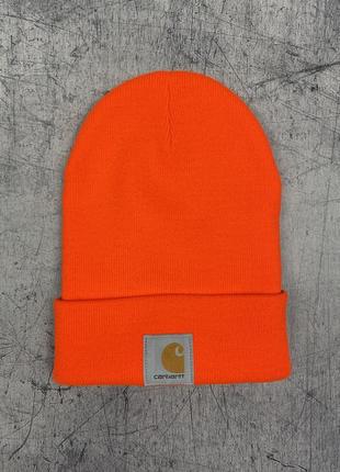 Яскрава шапка carhartt на местє