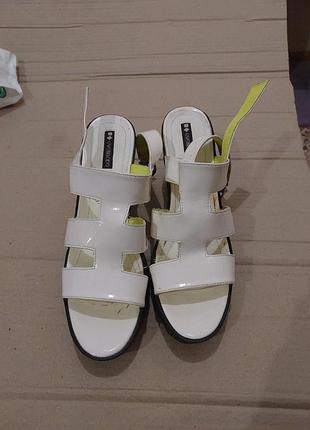 Босоножки лакированные белые