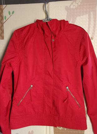Куртка-ветровка женская красная