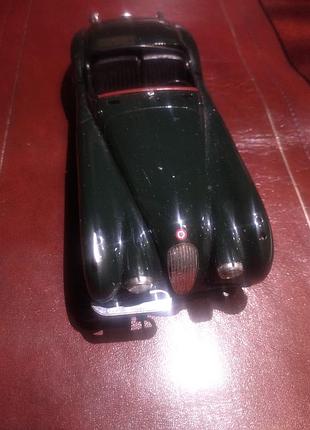 Модель авто burago, jaguarxk 120, 1 : 24. требует восстановления или на запчасти.