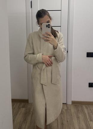 Пальто світле reserved