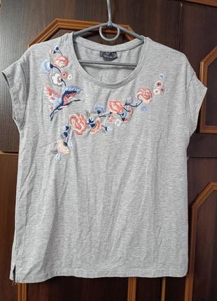 Футболка с вышивкой