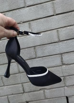 Туфлі-дільонкі жіночі чорні атласні зі стразами на шпильці