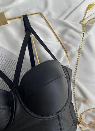 Топ корсетный черный с эко кожи с имитацией портупеи укороченный арт 2440