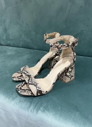 Босоножки bershka питоновый принт
