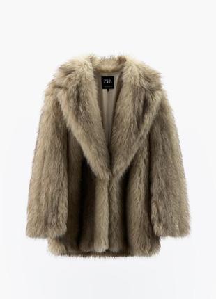 Трендовое пальто из искусственного меха zara