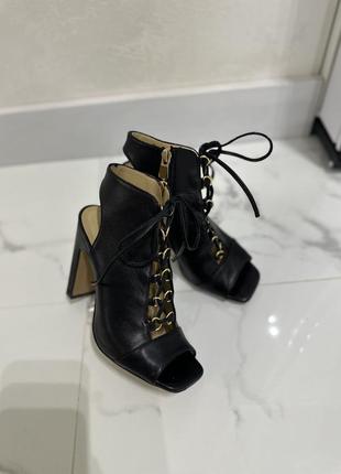 Туфлі шкіряна на підборі