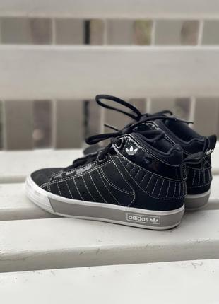 Детские лаковые черные кроссовки хайтопы сникерсы adidas freemont