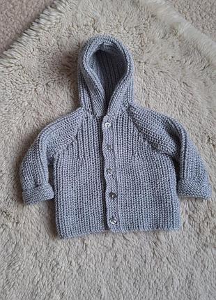 Вязаная кофточка с капюшоном