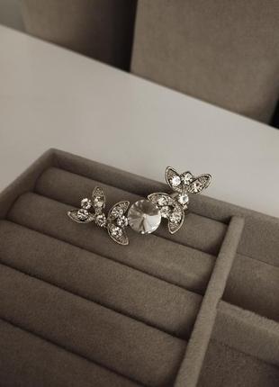 Креативная серьга на одно ухо украшена камушками