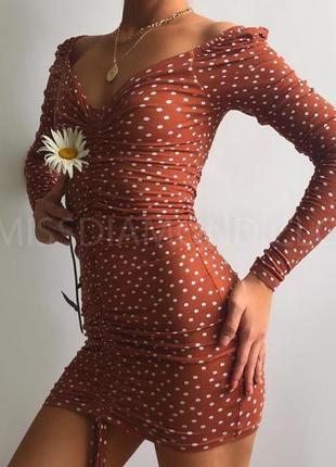 Стильное терракотовое мини платье с утяжкой, в горох от prettylittlething.