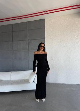 Платье в рубчик с обнаженными плечами