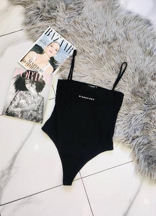 Чёрное боди в рубчик с логотипом missguided хл