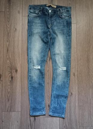 Скинные guess с рваными коленками