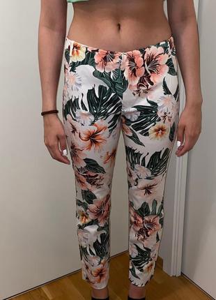 Летние яркие брюки в цветы zara