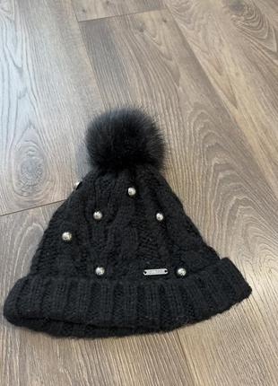 Брендова шапка guess