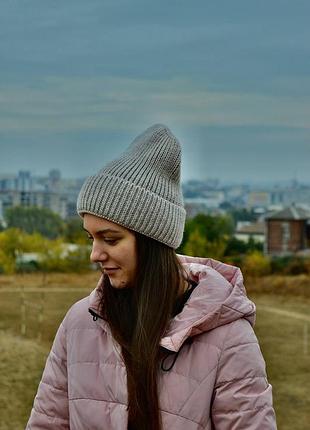 Жіноча в'язана шапка