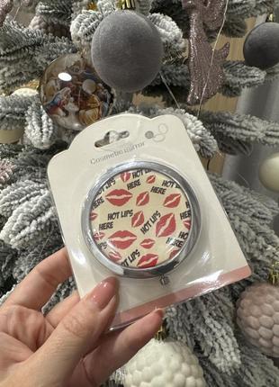 Маленьке дзеркало для макіяжу зеркальце