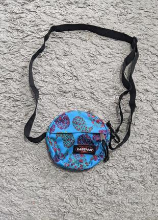 Маленька функціональна сумочка eastpak, з красивим принтом,  стан нової