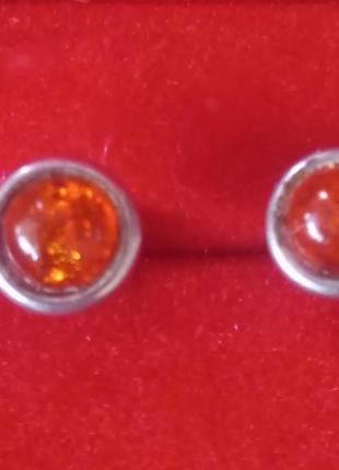 Серебряные сережки пусеты с янтарем