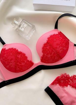 Яскравий бюст intimissimi