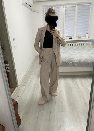 Бежевый брючный костюм