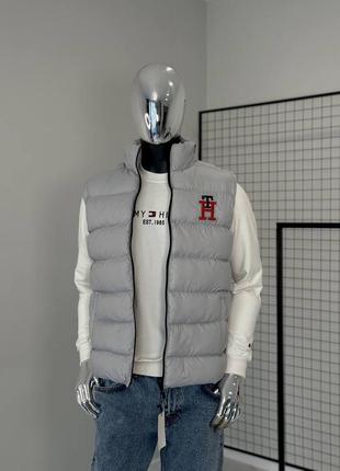 Чоловіча жилетка tommy hilfiger на зиму у сірому кольорі з якісного матеріалу стильна та зручна