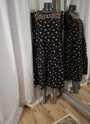 Красивое с вышивкой и воланом по низу платье 👗