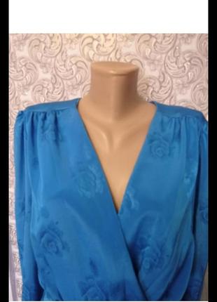 Блузка -баска голубого цвета.