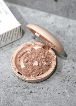 Уценка хайлайтер rare beauty positive light silky touch highlighter в оттенке mesmerize