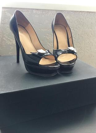 Туфлі з відкритим носком