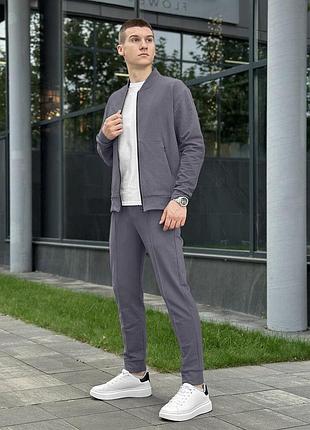 Чоловічий спортивний костюм