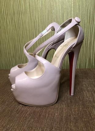 Бомоніжкі на високих підборах бежеві.