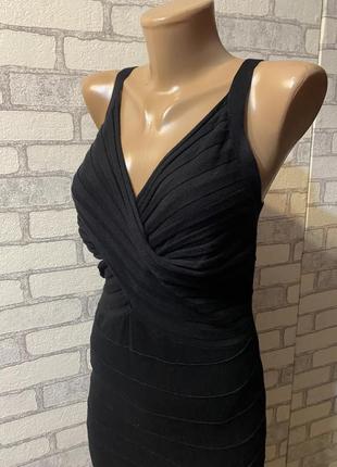 Платье по фигуре черное