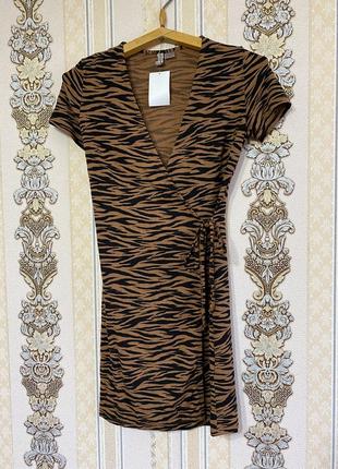 Легкое платье на запах, черное с коричневым трикотажное платье