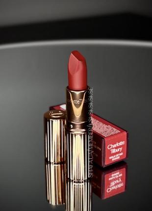 Матова помада charlotte tilbury matte revolution відтінок walk of no shame 3,5g