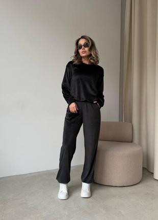 Стильный женский костюм из мягкого велюра - выбор для ежедневного комфорта.