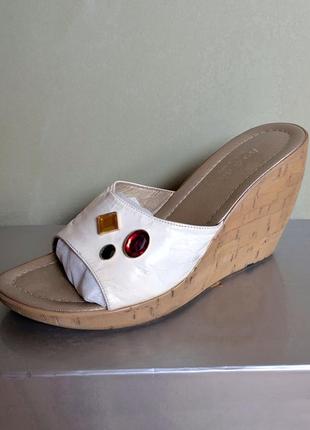 Шльопанці б/у італія. розмір 39.
стан дуже гарний.