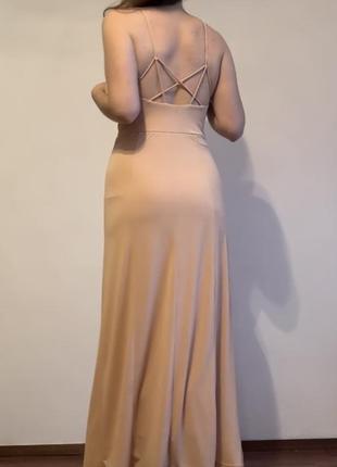 Вечірня сукня з відкритою спиною