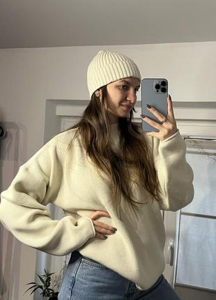 Свитер кремовый очень теплый, подходит для прогулок и для дома