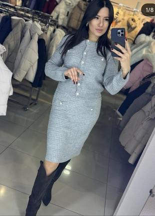 Красивый вязаный костюм.