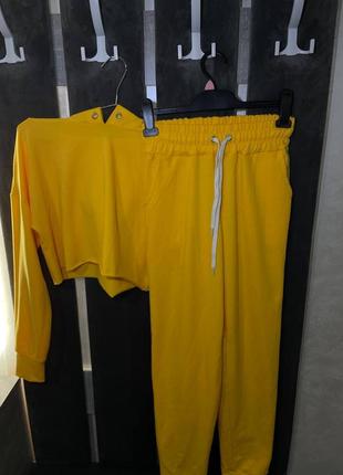 Спортивний костюм в жовтому кольорі розмір s.