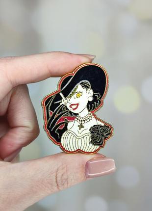 Металевий значок, пін "леді діміреску. resident evil village" (знач0725)