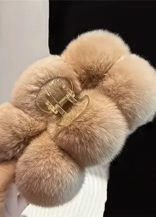 Розкішна велика заколка для волосся.