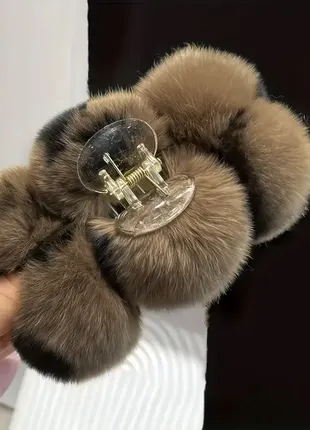 Розкішна велика заколка для волосся.