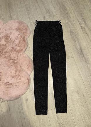 Блестящие черные леггинсы с вырезами по бокам s bershka