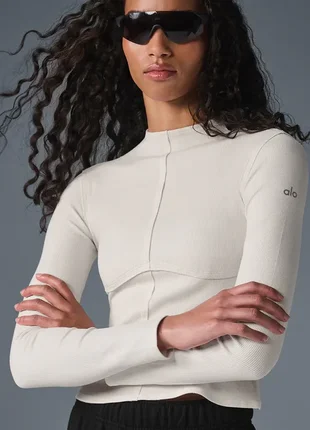 Белая или черная спортивная кофта для тренировок спорт alo yoga ribbed en pointe long sleeve